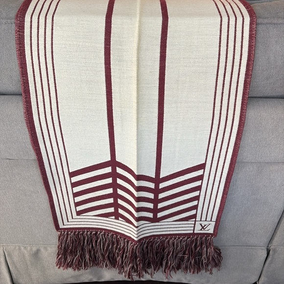 Louis Vuitton Reversible Wool & Silk Muffler Scarf 🧣in box - Picture 10 of 14